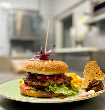 Riehler Hof Hamburger mit Pommes € 16,90 Riehler Hof Hamburger mit Pommes