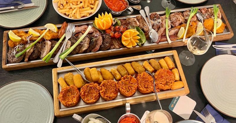 Grill Mix Platte 2 oder mehr Personen €24,90 pro Person Grill Mix Platte (Mehrpersonen)