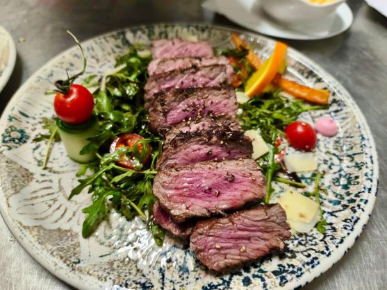 Tagliata vom Rumpsteak mit Rucula und Parmesan €27,90 Tagliata vom Rumpsteak mit Rucula und Parmesan